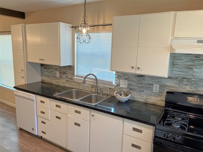 Building Photo - 104 N Eastwood St