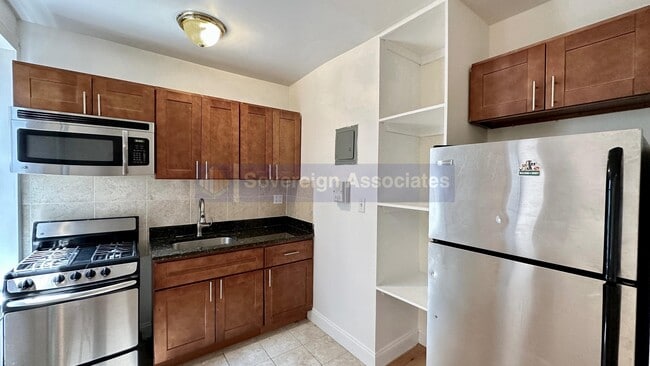 Building Photo - 585 W 204th St