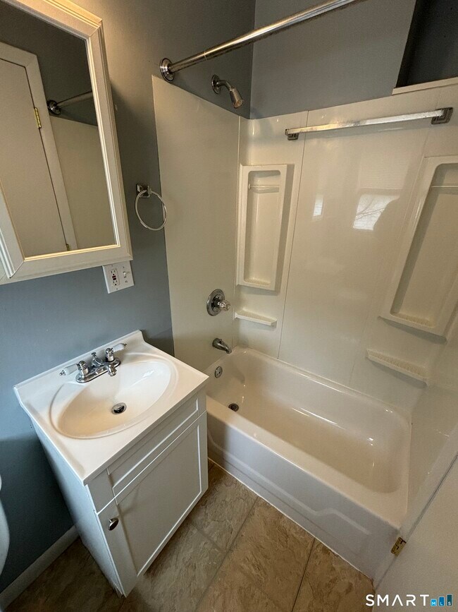 Building Photo - 11 Roberts St