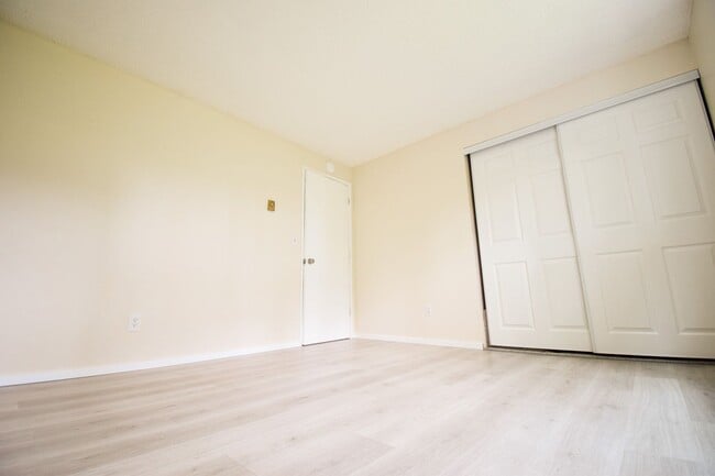 Building Photo - Newly Updated 2 BR Townhouse Apartment in SW Portland!
