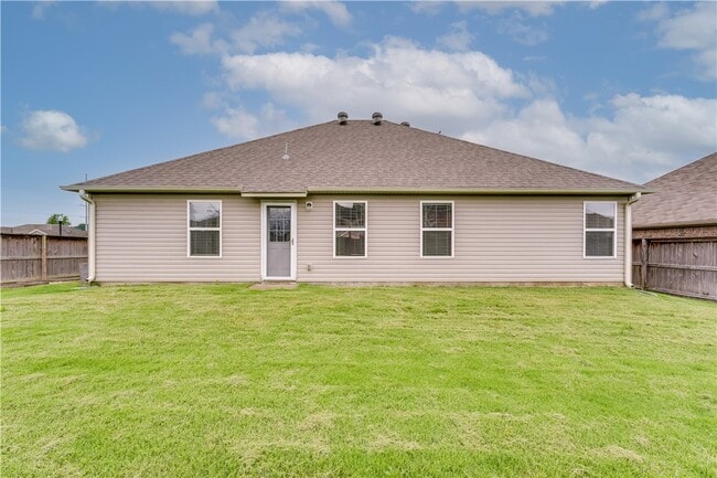 Building Photo - 705 SW River Rock St