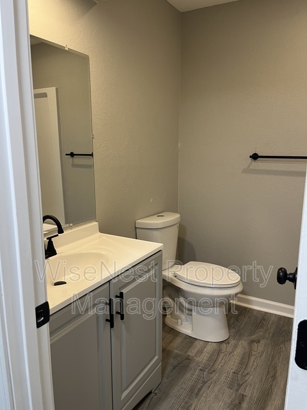 Building Photo - 708 NE Ball Dr