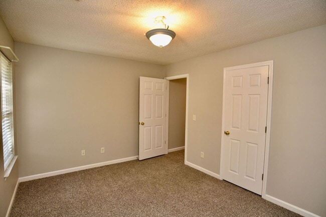 Building Photo - 121 Laurenburg Dr