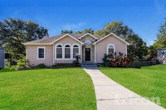 Building Photo - 715 Holiday Dr