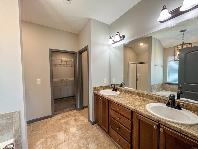 Building Photo - 583 Sunset Dr