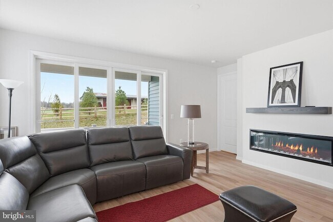 Building Photo - 615 Clover Ln