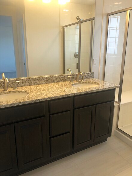 2 sink with spacious granite countertops! - 1881 Spring Water Pt