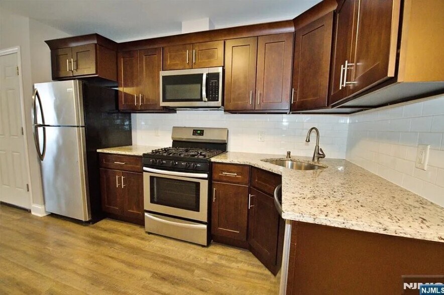 Building Photo - 116 Maple Ave