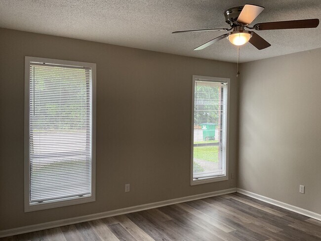 Building Photo - 1546 Hamilton Dr