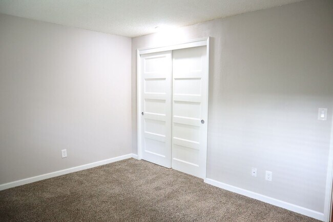 Building Photo - 10111 NE Tanglewood Dr