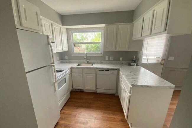 Building Photo - 5843 Cresthaven Lane