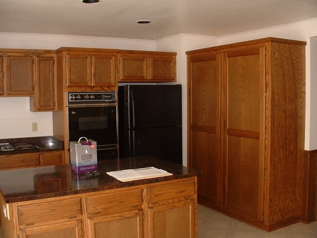 Building Photo - Charming 4 bedrooms, 2 bath on the RIVER w...
