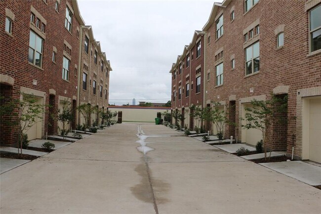Building Photo - 2710 Hullsmith Dr