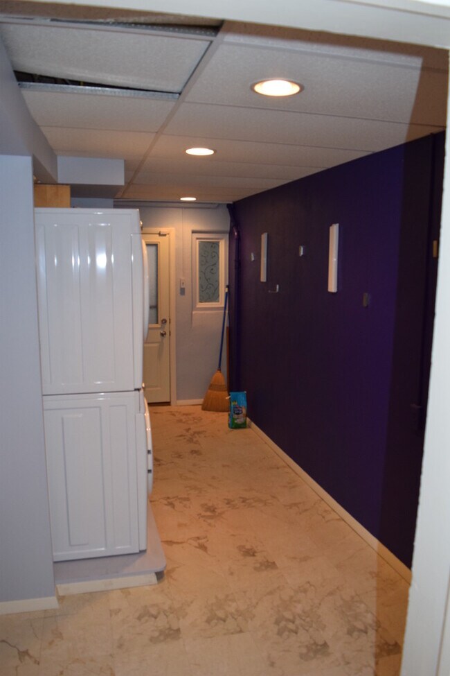 Building Photo - Regal Rowhome! 3 Beautiful Finished Levels!