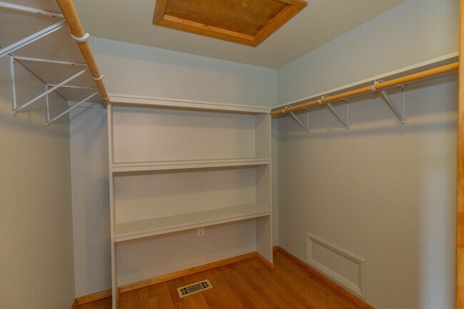 Building Photo - 4 Bed, 3, Bath Single Family Home in Ranson, WV