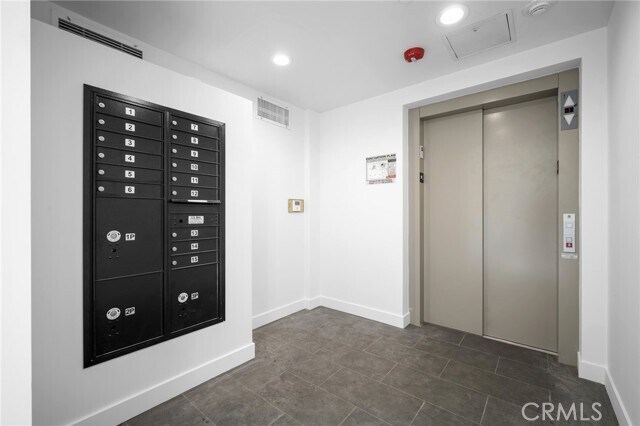 Building Photo - 10657 Moorpark St