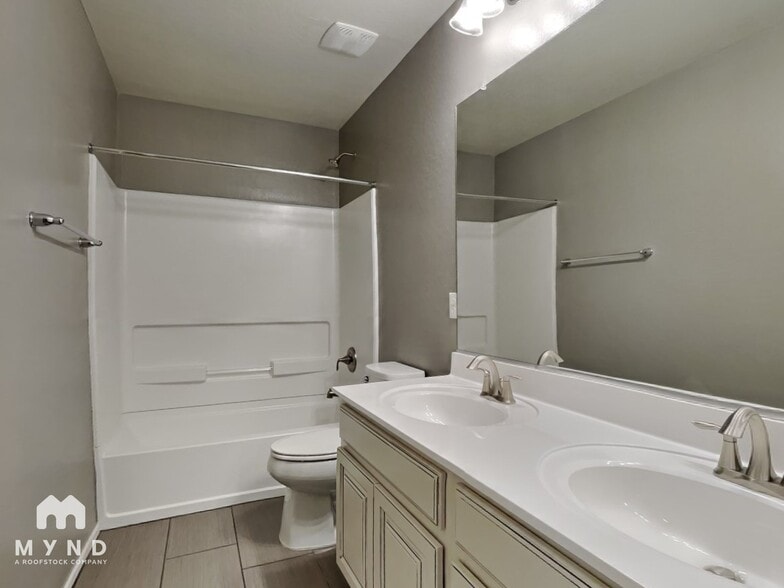 Building Photo - 1435 N Balboa