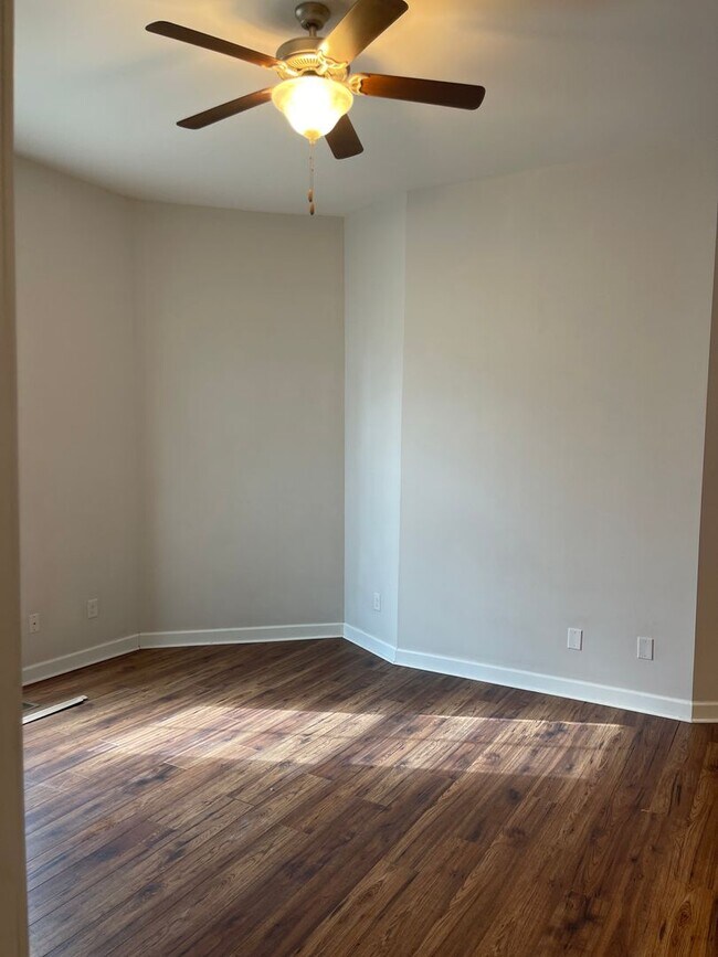Building Photo - Newly Renovated 2B Apartment just Blocks f...
