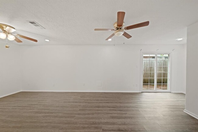 Building Photo - 16730 David Glen Dr