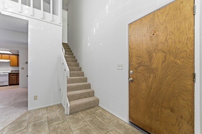 Building Photo - Spacious Westside Townhome Near Parks, Trails, and the Beach