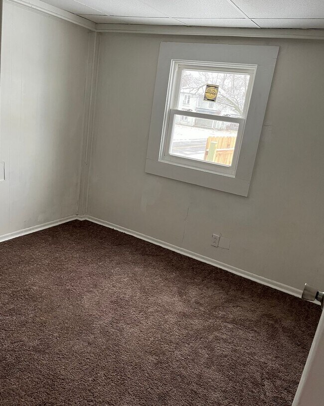 Building Photo - 713 W Adams St