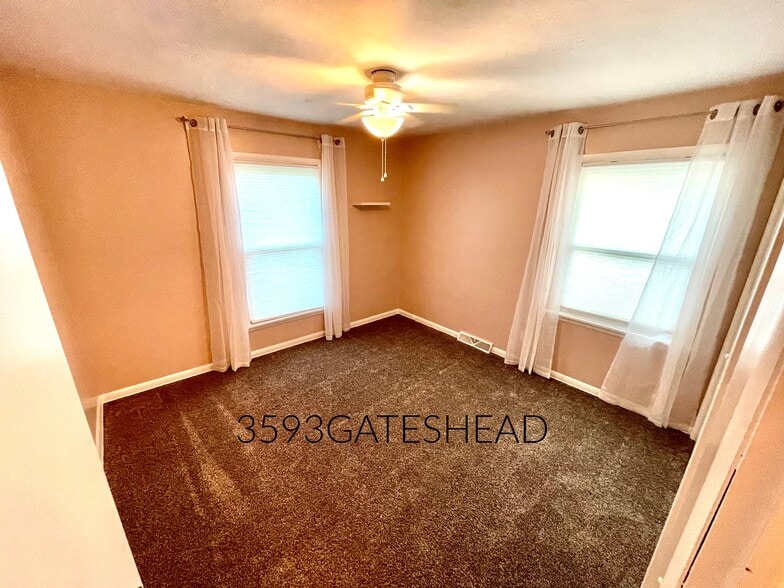 Bed 3 - 3593 Gateshead St NE