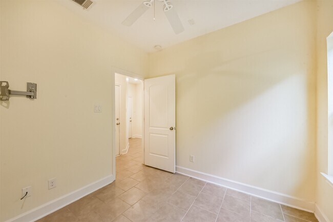 Building Photo - 242 Lenox St