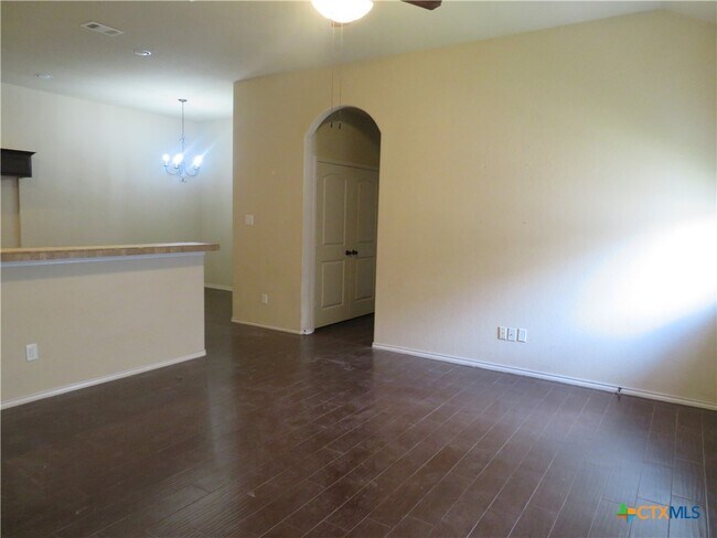 Building Photo - 554 Creekside Cir