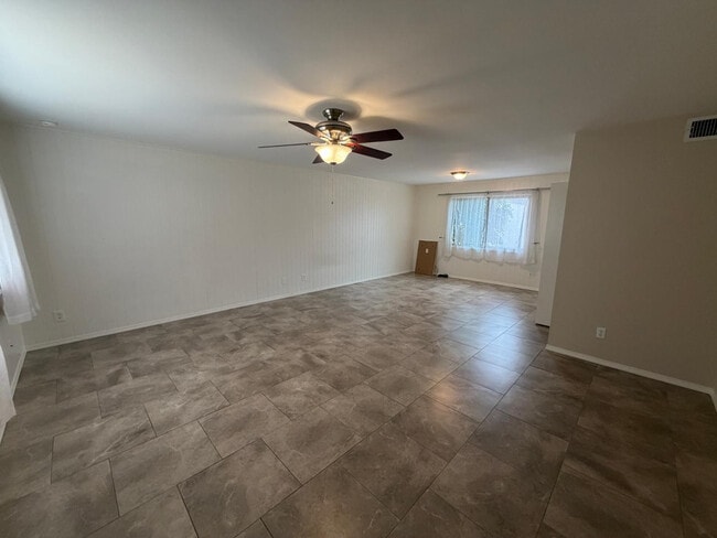 Building Photo - 1609 E Ellis Dr