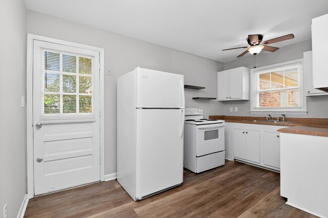 Building Photo - Spring Rent Special on this Adorable Two Bedroom Apartment Near Cotswold!