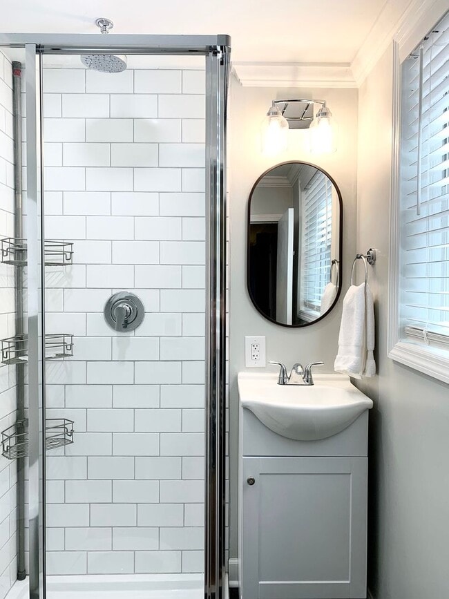 Building Photo - 328 Wellington Way