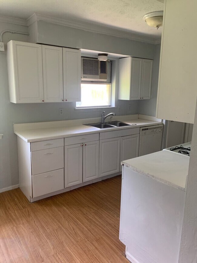 Building Photo - 679 Edgeglen Dr