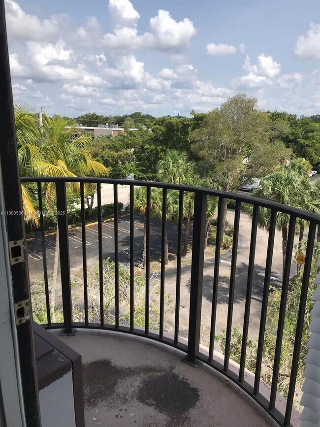 Building Photo - 2701 Riverside Dr