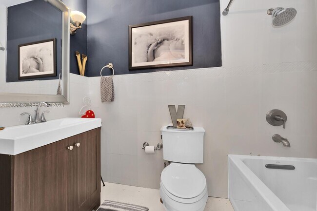 Building Photo - 1009 Genoa St