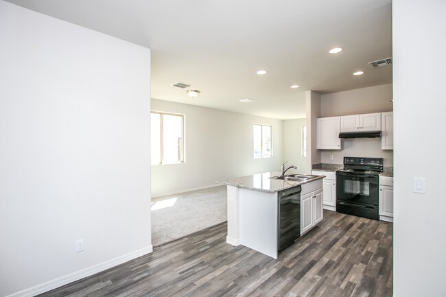 Building Photo - 3Br Home $1799 59th Ave/Broadway