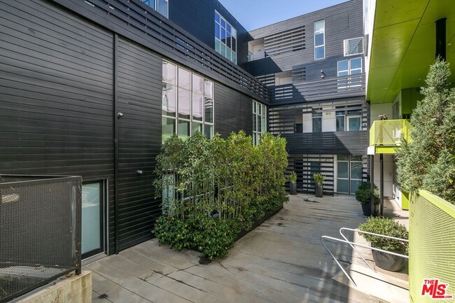 Building Photo - 825 Kings Rd