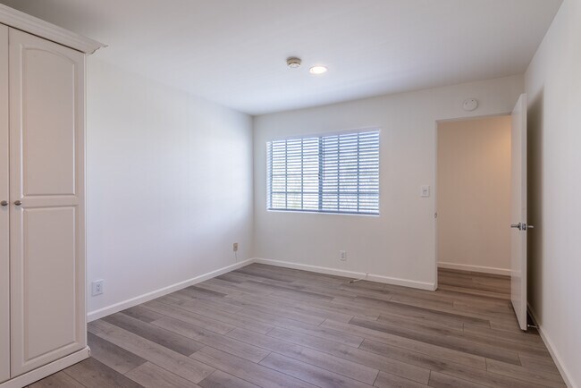 Building Photo - 631 Pacific St