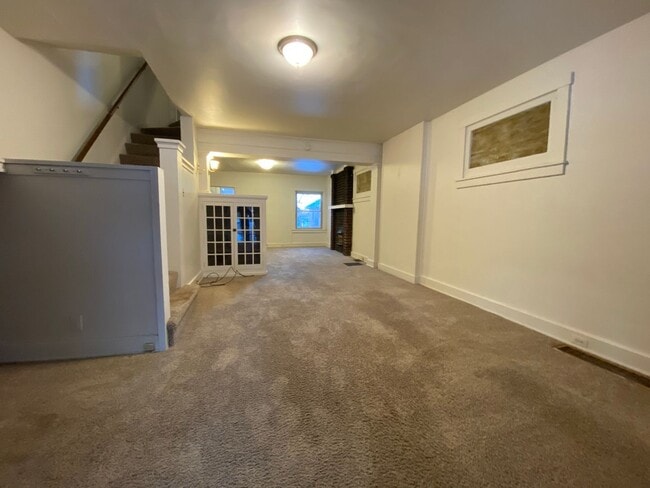 Building Photo - Updated 3 BR Apartment in Fantastic Squirrel Hill Location! CALL TODAY!