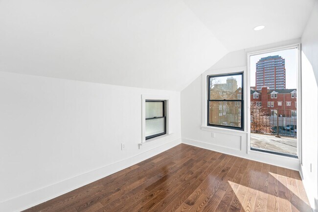 Building Photo - 54 Trumbull St