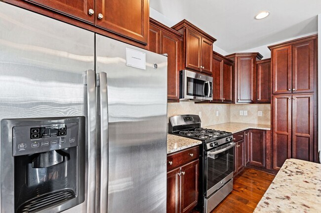 Building Photo - Bright & Spacious End-Unit Townhome in Flo...