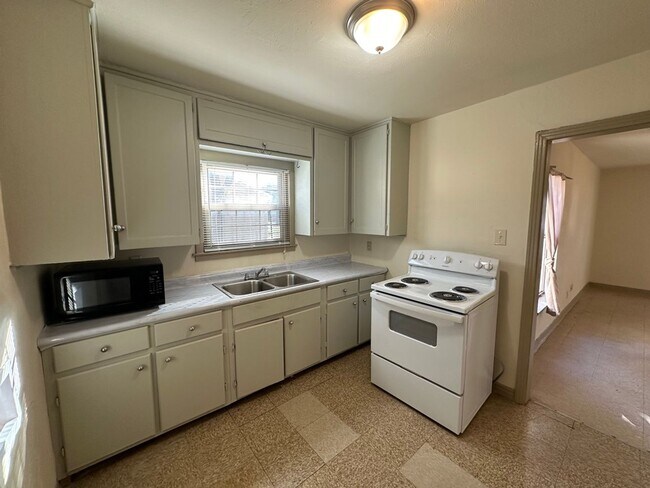 Building Photo - 1517/1519 Maple Drive