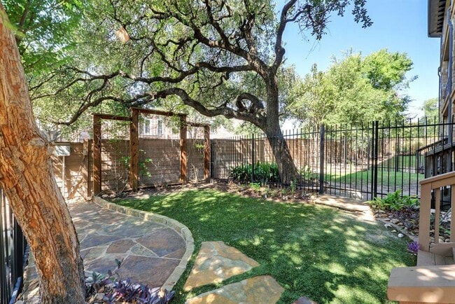 Building Photo - 6533 E Hill Dr