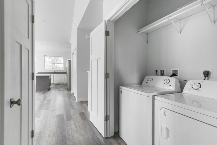 Building Photo - 9505 Excalibur Dr