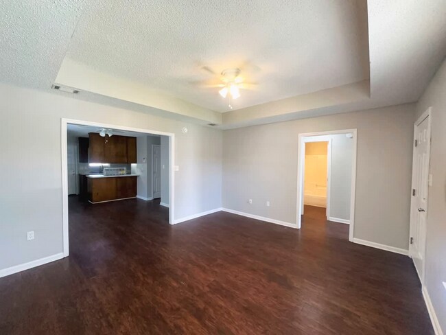 Building Photo - 1632 Lexington Cir