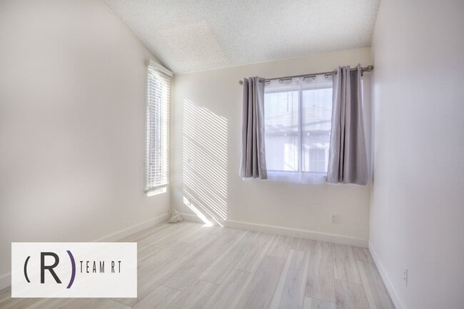 Building Photo - Gorgeous townhouse in a quiet 6-unit gated complex