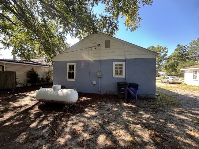 Building Photo - 305 E Lizzie St