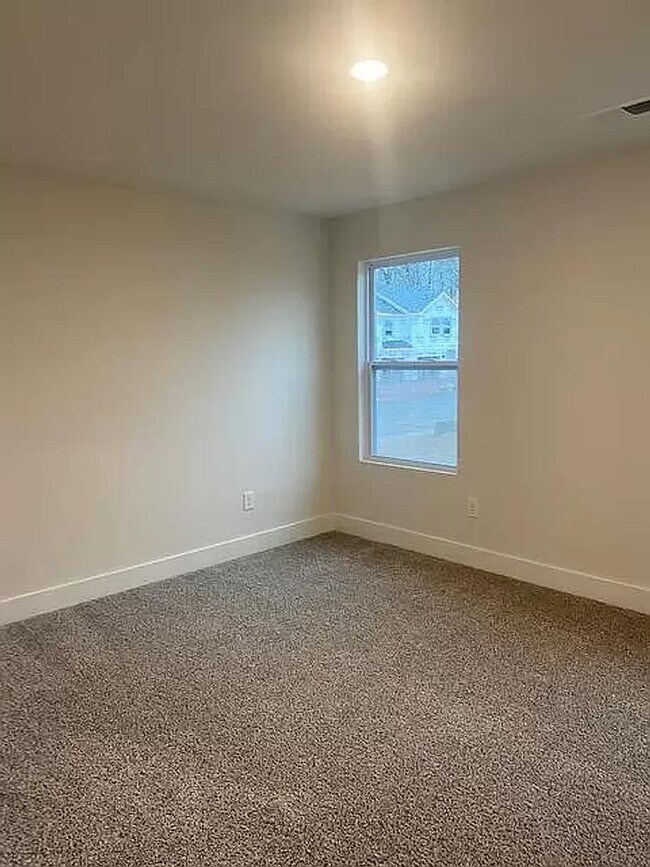 Building Photo - 822 Thread Way