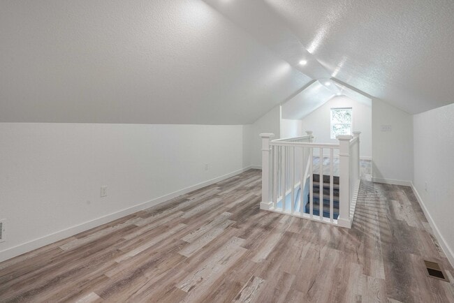 Building Photo - 5 bed 2 bath renovated home