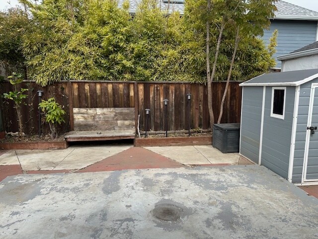 Private backyard with storage - 1606 Elm St