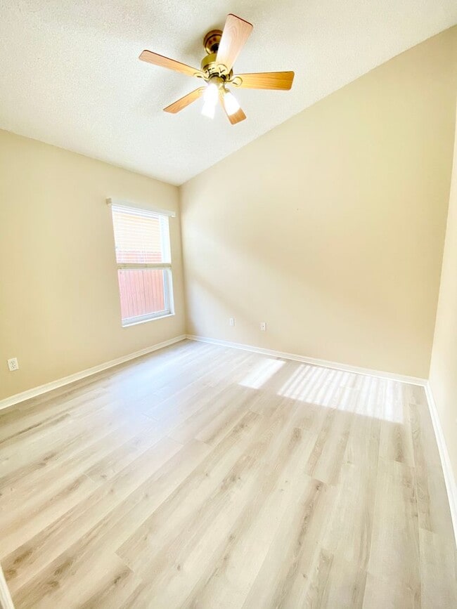 Building Photo - Beautiful Home with Water View in Waterfor...